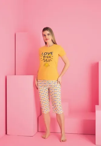 Set pijama damă din bumbac galben – model „Love Yourself”, mânecă scurtă și pantalon 3/4