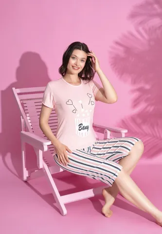 Pijama damă roz din bumbac – model cu inimioare, mânecă scurtă și pantalon 3/4 hover
