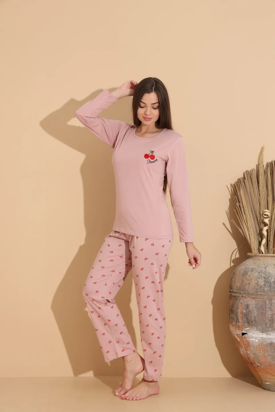 Pijama damă roz pal cu design cireșe și mesaj „FREEDOM” modern - 3