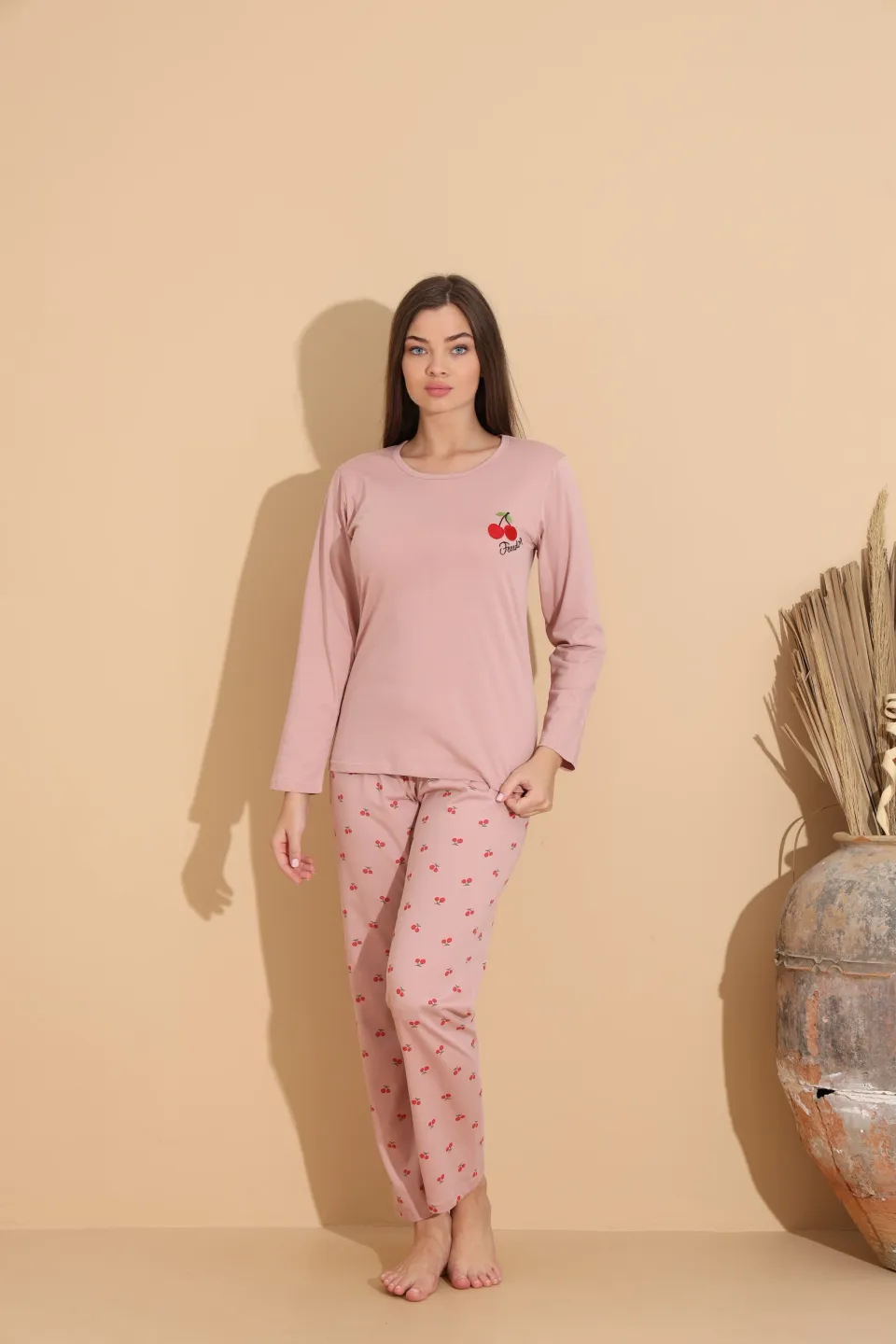 Pijama damă roz pal cu design cireșe și mesaj „FREEDOM” modern - 4