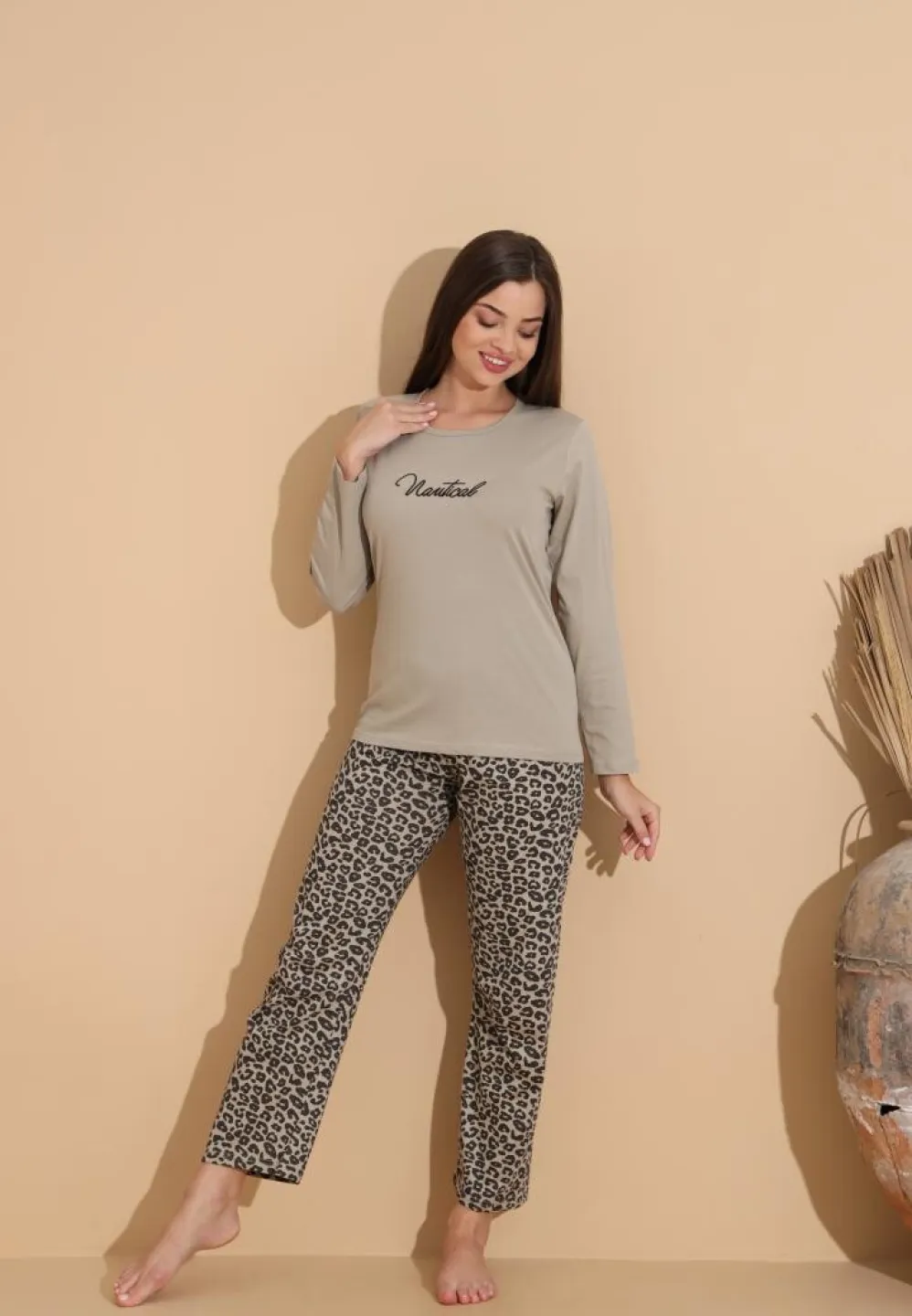 Pijamale damă confort maro deschis, imprimeu „Mantical” și pantaloni animal print - 1
