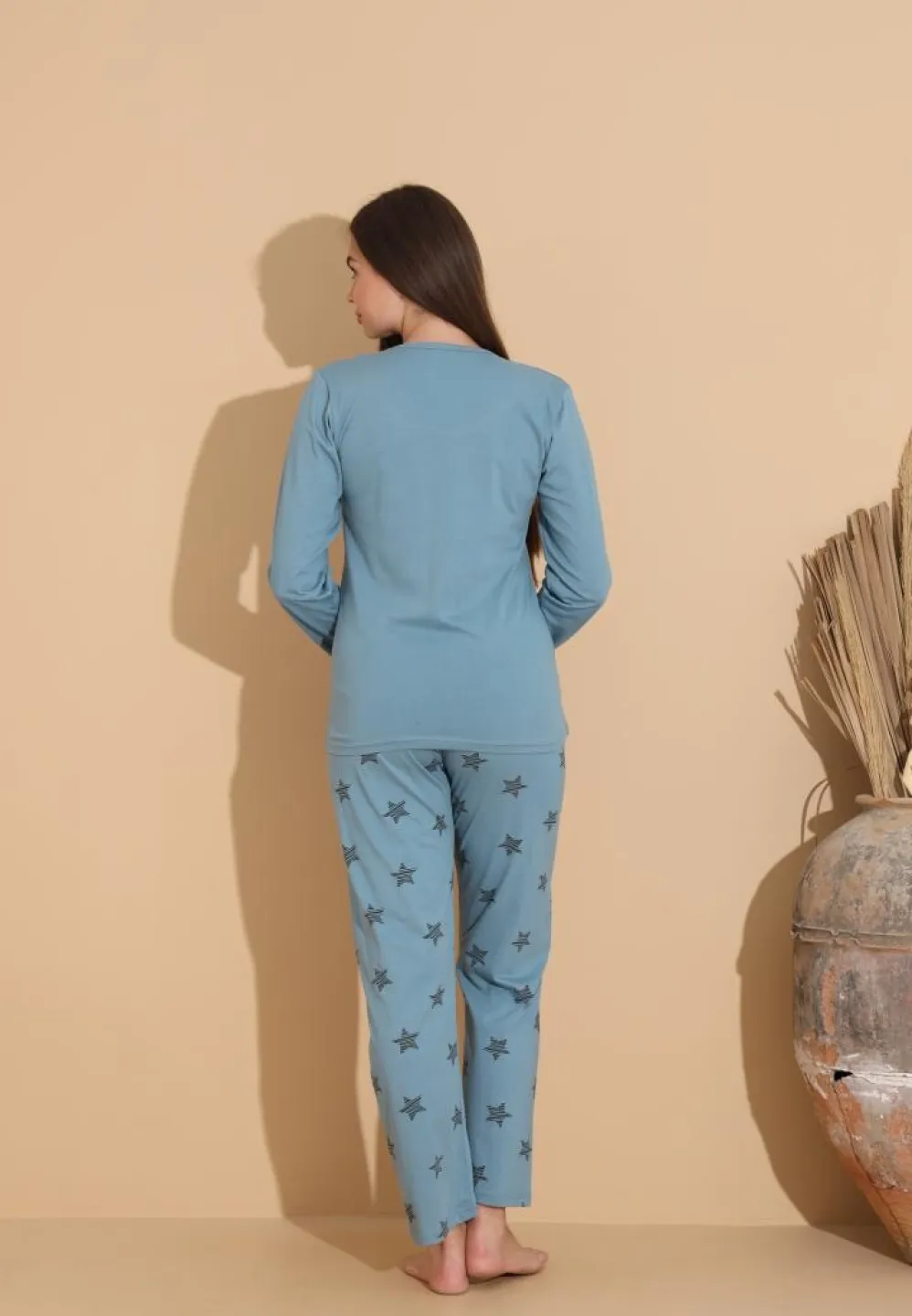Pijama damă cu bluză „She is Art” și pantaloni cu imprimeu stele negre, albastru deschis - 2