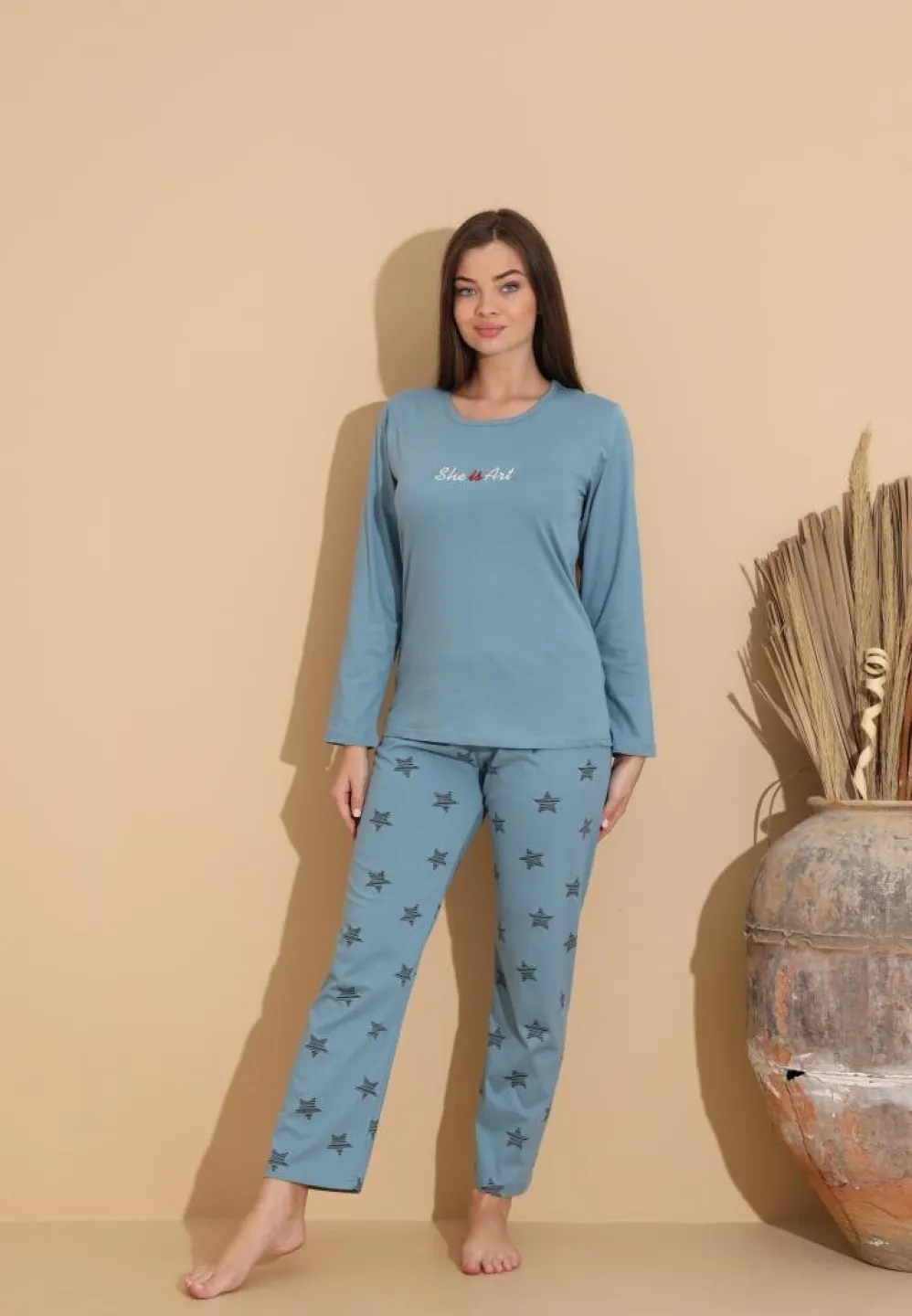 Pijama damă cu bluză „She is Art” și pantaloni cu imprimeu stele negre, albastru deschis - 1