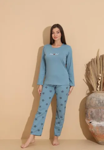 Pijama damă cu bluză „She is Art” și pantaloni cu imprimeu stele negre, albastru deschis
