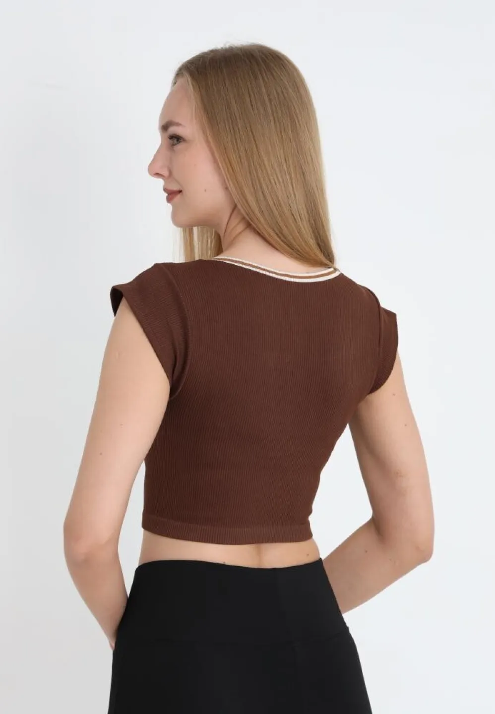 Tricou damă crop maro cu mânecă scurtă - 2