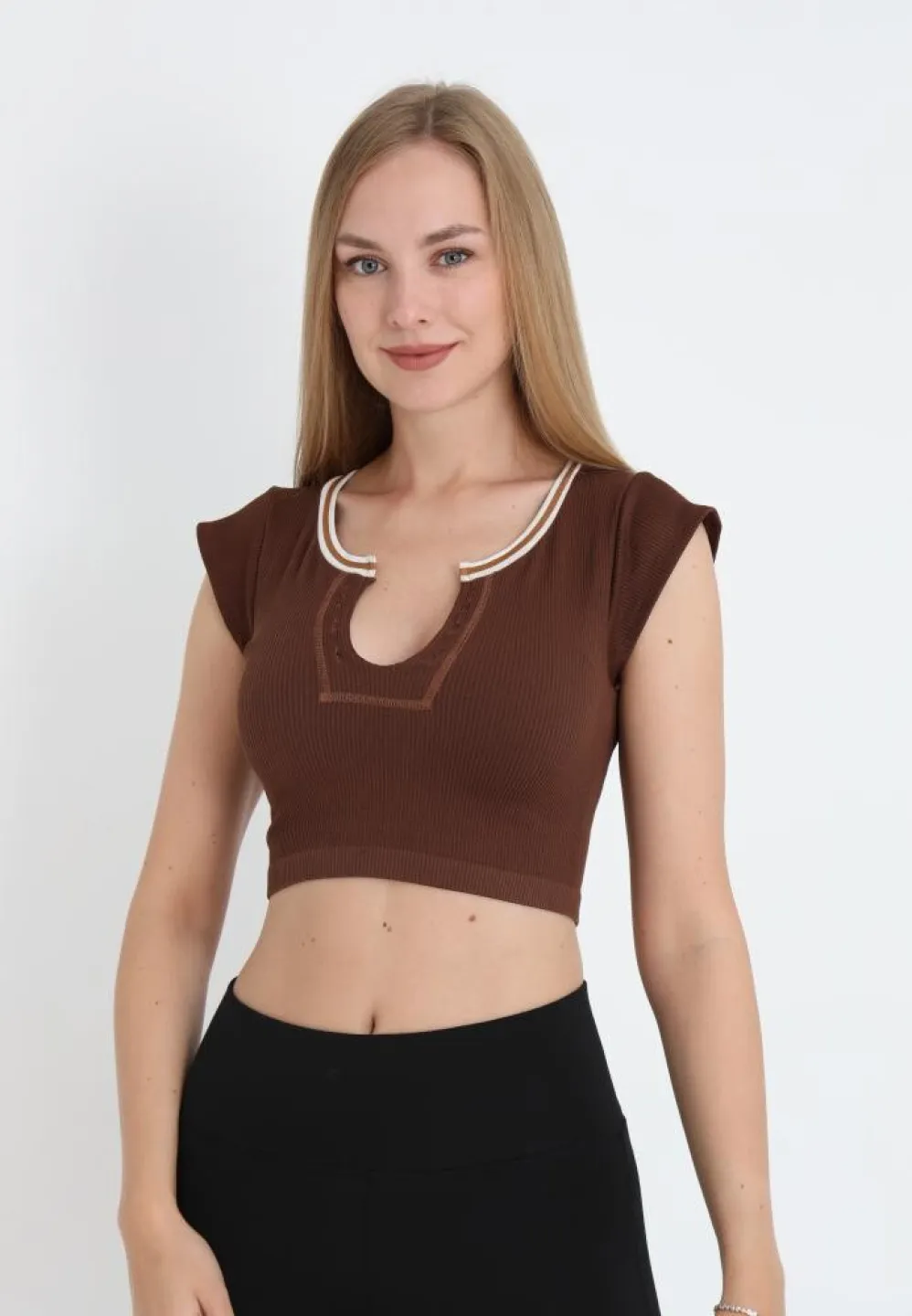 Tricou damă crop maro cu mânecă scurtă - 1