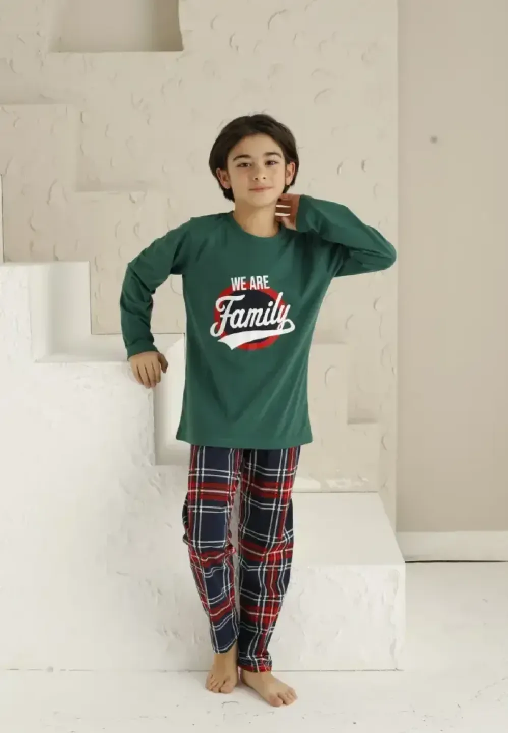 Pijama băieți verde, bluză cu mânecă lungă și pantaloni lungi, imprimeu We Are Family - 1