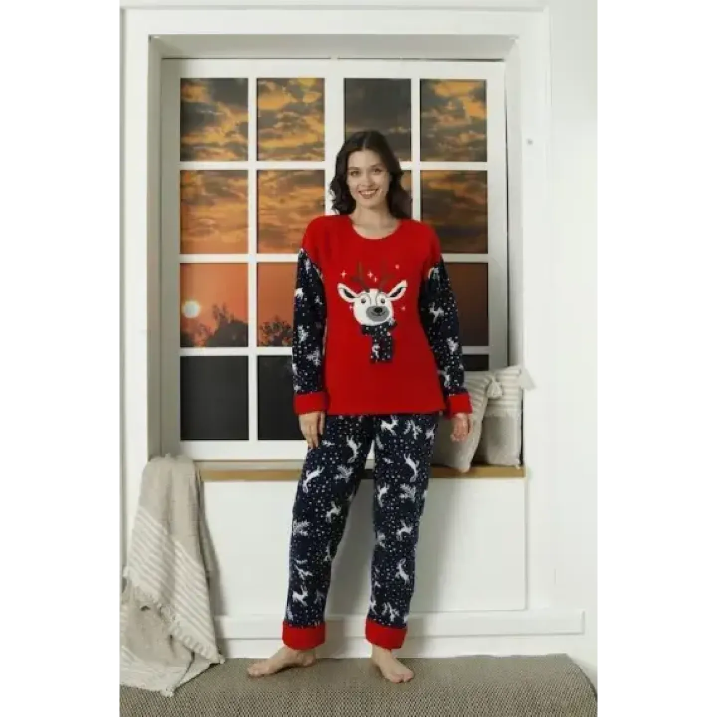 Pijama damă cocolino, roșie și pufoasă, cu imprimeu ren de Crăciun - 1