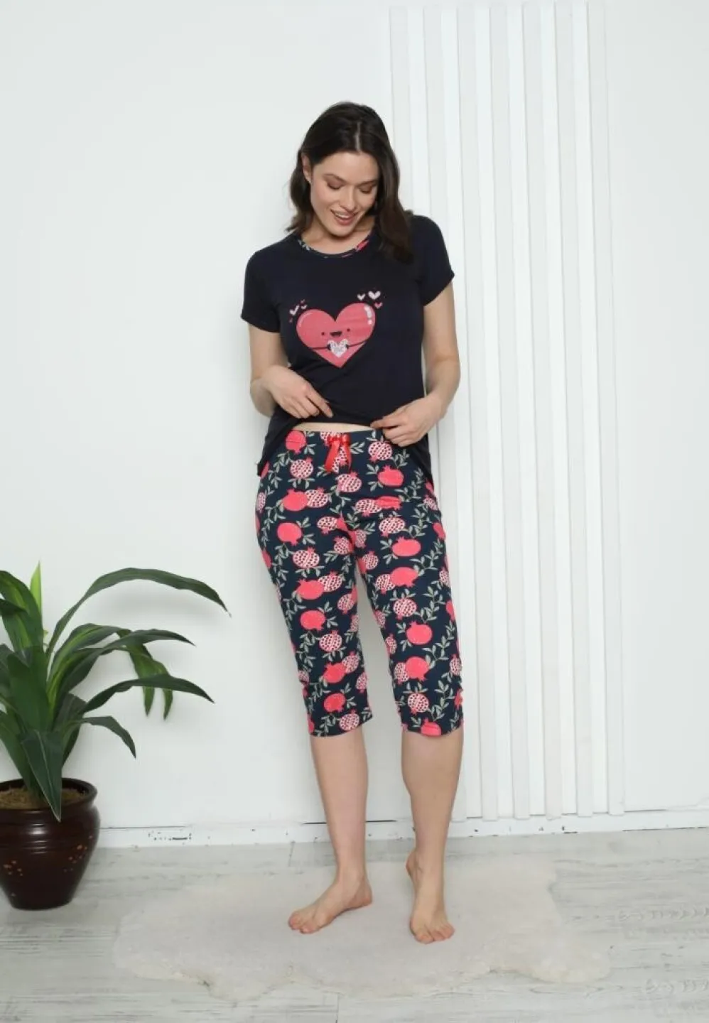 Pijama damă bleumarin: set mâneci și pantaloni 3/4 cu imprimeu cu inimoare - 2