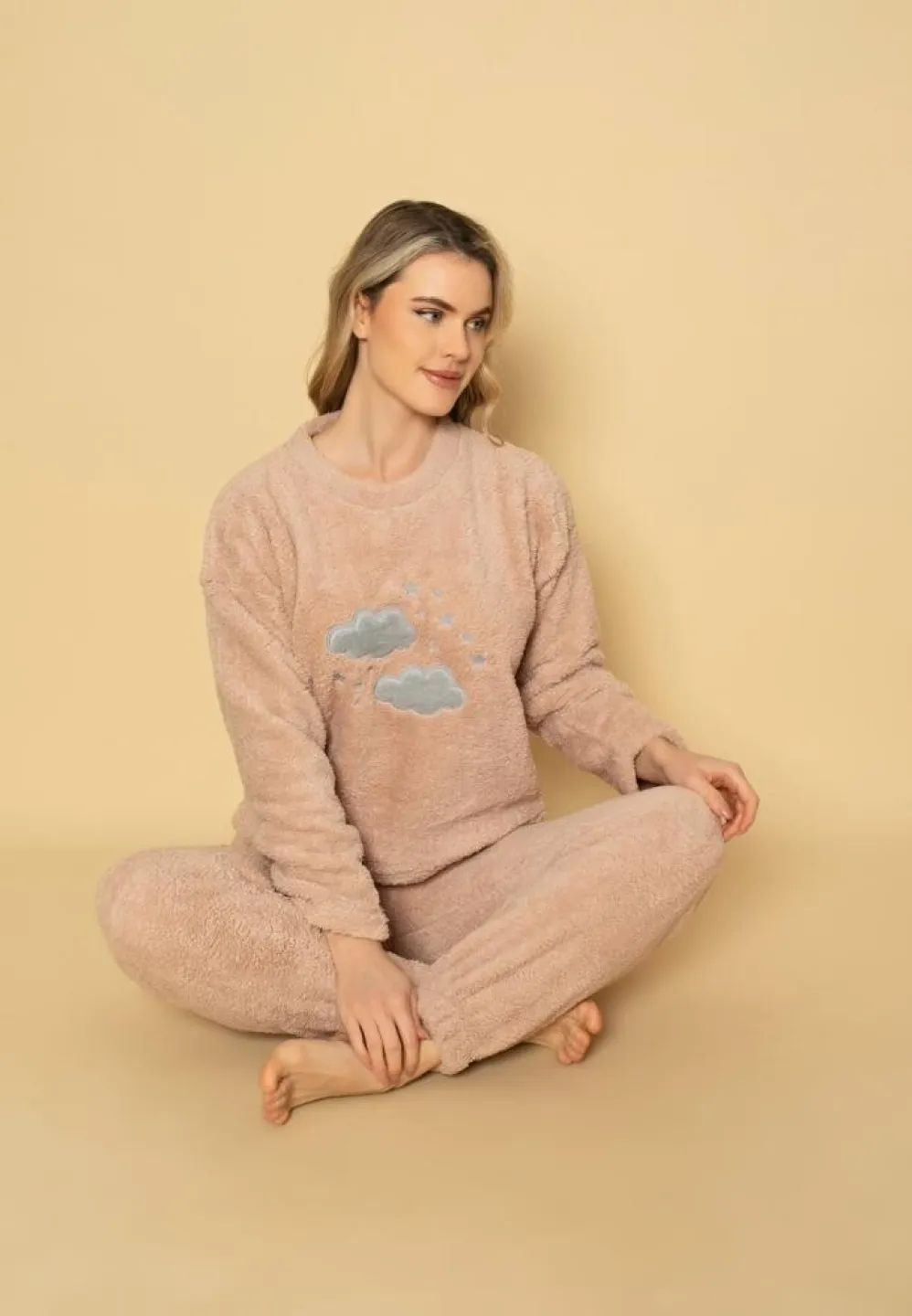 Pijama pufoasă din cocolino pentru damă – roz pudră, model cu norișori - 1